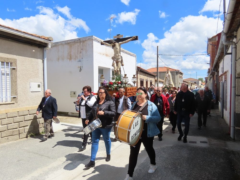 Procesión en honor al Santo Cristo del Monte por las calles de Alaraz