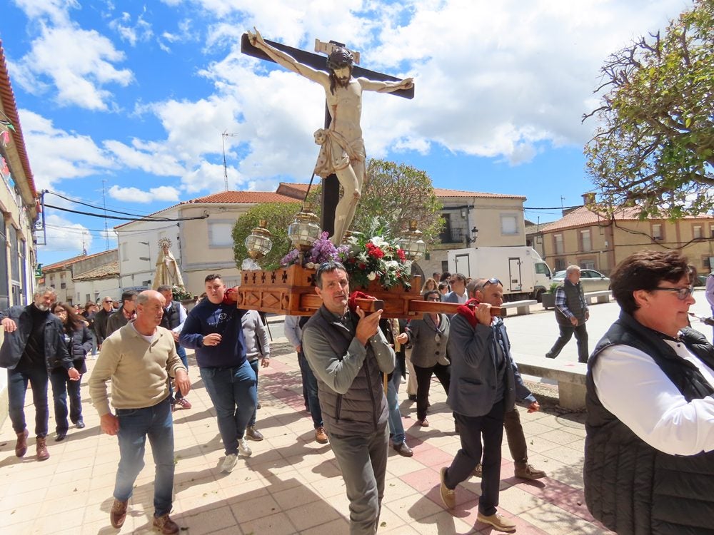 Procesión en honor al Santo Cristo del Monte por las calles de Alaraz