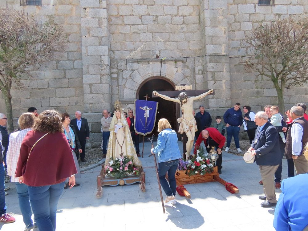 Procesión en honor al Santo Cristo del Monte por las calles de Alaraz