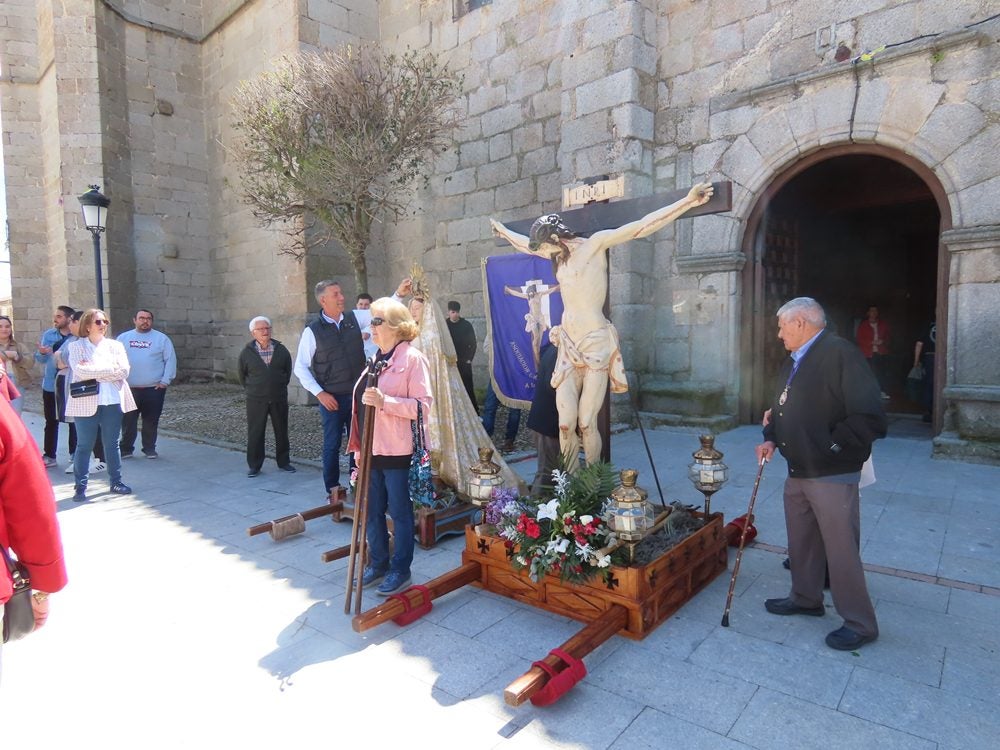 Procesión en honor al Santo Cristo del Monte por las calles de Alaraz