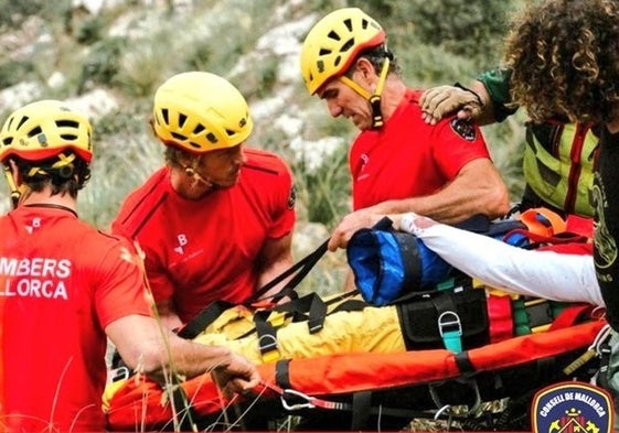 Los Bomberos rescatan a la persona.