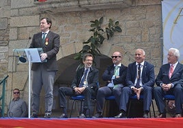 Alfonso Fernández Mañueco, de pie, durante su intervención en Barruecopardo