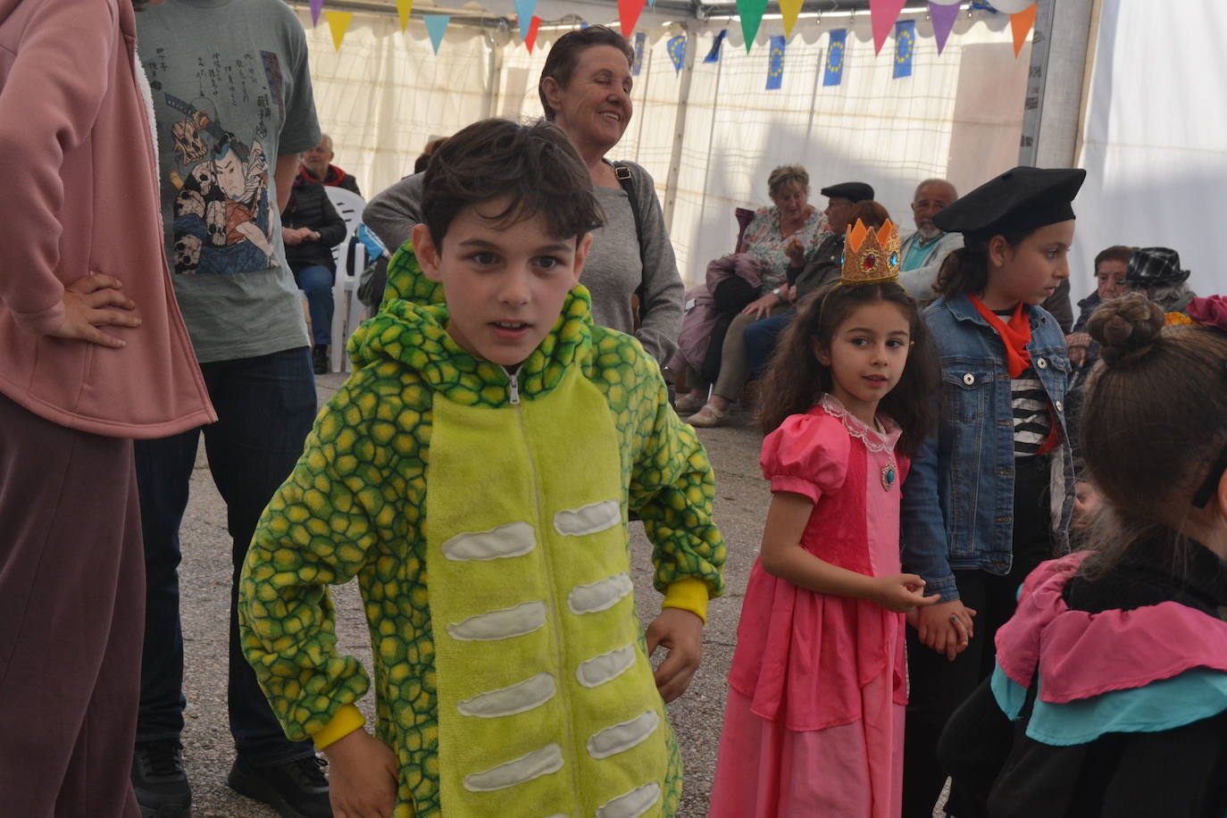 Saelices abre sus fiestas de la Santa Cruz mostrando su imaginación