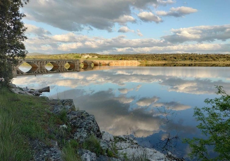 Imagen del pantano de Santa Teresa.
