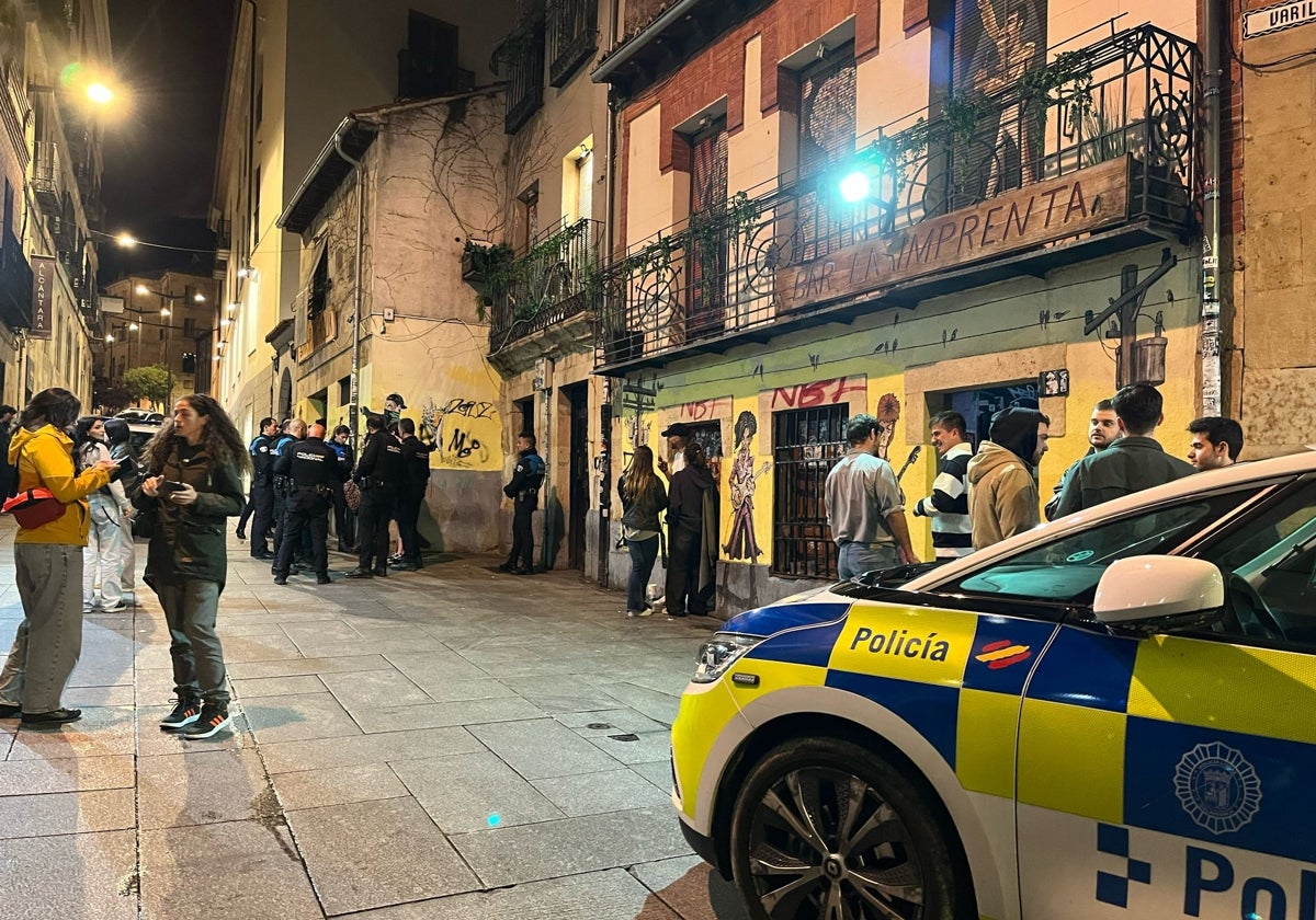 Un borracho monta un escándalo en Varillas y acaba rodeado por la Policía
