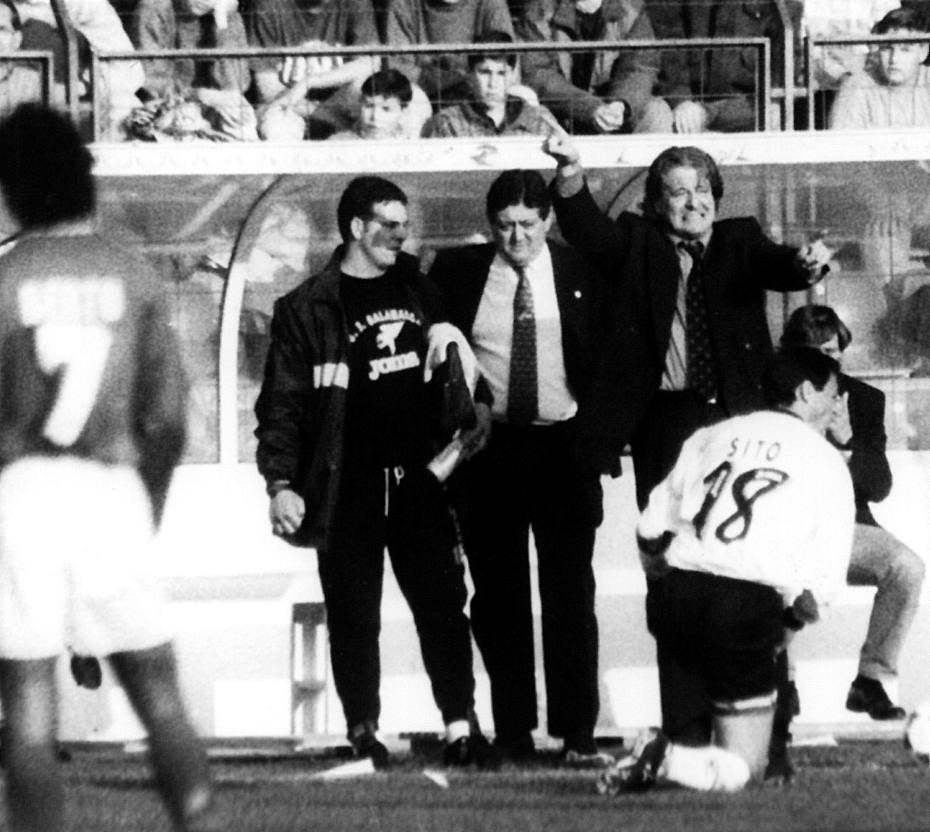 El primer debut de D'Alessandro con la UDS de las tres ocasiones en las que estuvo, fue en la temporada 95-96 que inició Juan Manuel Lillo. El argentino dirigió por primera vez a la UDS frente al Oviedo. El equipo venía de encajar un 5-0 en el Bernabéu y el Oviedo de los Berto, Onopko, Oli o Carlos se impuso en el Helmántico por 1-0. En la imagen, D'Alessandro coincide con Sito e incluso Balta de ayudante. No consiguió evitar el descenso a Segunda División.