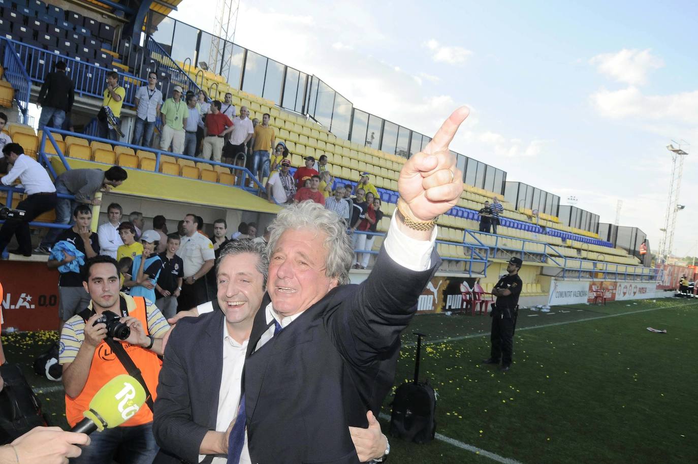 La salvación de bajar a 2ª B en la 2009-10 llegó en la última jornada gracias al triunfo ante el Villarreal B por 1-2 con goles de Salva Sevilla y Kike López. En ese partido tuvo el apoyo de Josep Pedrerol con el que ya colaboraba en televisión.