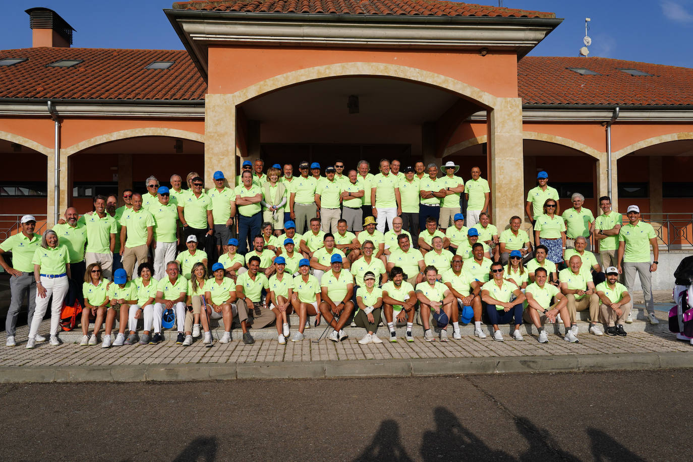 Durante el torneo de golf solidario «Los amigos de Schuster», en el que participan numerosos rostros conocidos de todos los ámbitos. Jorge D'Alessandro está en la fila superior en el centro junto al exfutbolista alemán. 
