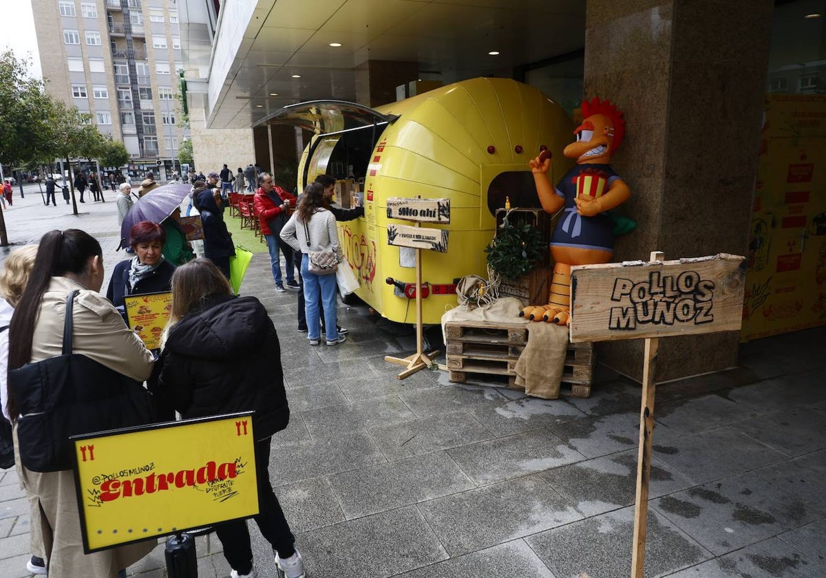 'Pollos Muñoz', la foodtruck de Dabiz Muñoz, aparca en El Corte Inglés de Salamanca