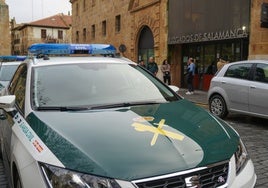 Una dotación de la Guardia Ciivil en los Juzgados de Colón de Salamanca.