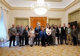 El alcalde de Salamanca, la presidenta de la Asociación Salmantina Contra el Bullying y Ciberbullying y representantes de las asociaciones, entidades e instituciones que colaboran con Ascbyc.