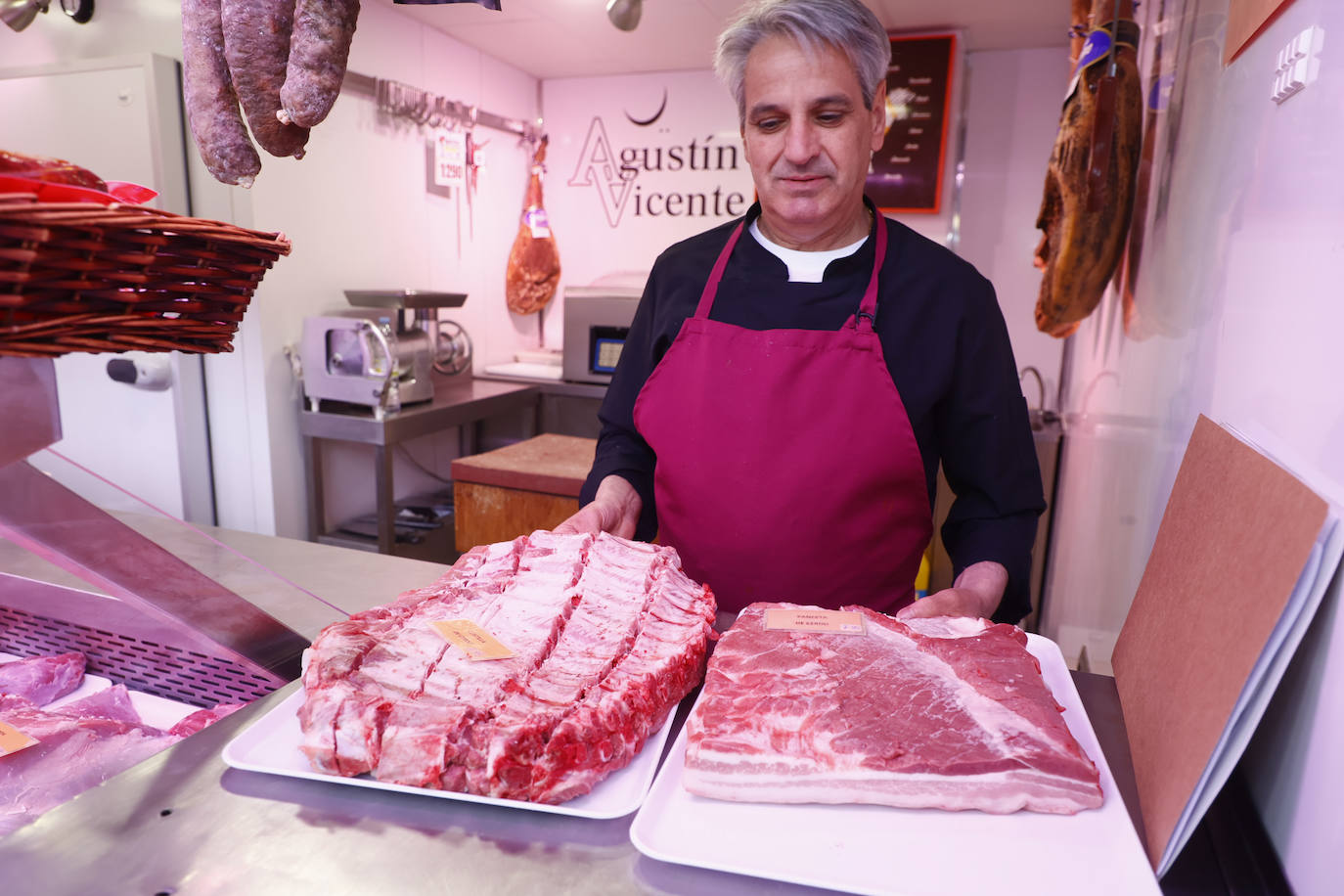 Agustín, carnicero del Mercado, con dos de los productos más solicitados en los últimos días en estos estands.