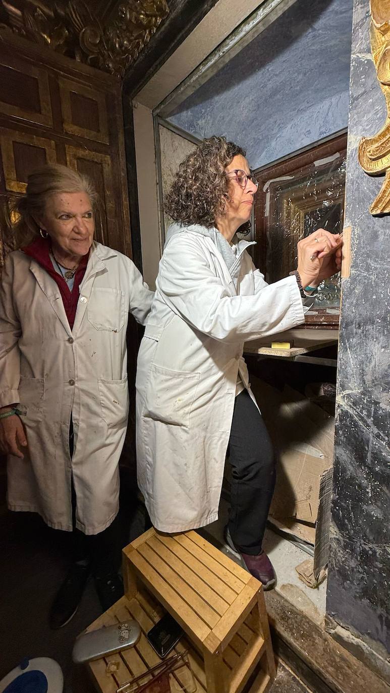 Dos de las restauradoras que están ultimando detalles en la basílica en la puesta a punto de los relicarios originales de las reliquias mayores de Santa Teresa.