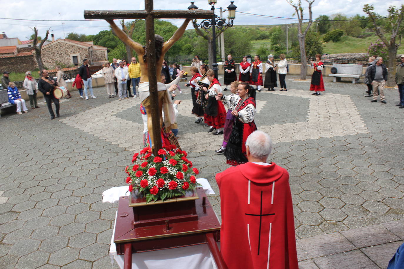 Fervor en el día central de la Santa Cruz de Saelices el Chico