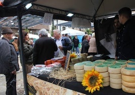 Puestos en la Feria del Queso, en Hinojosa, durante la mañana de este sábado.