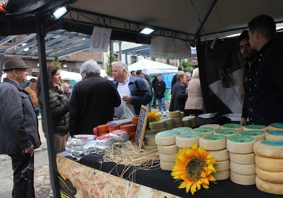 Puestos en la Feria del Queso, en Hinojosa, durante la mañana de este sábado.