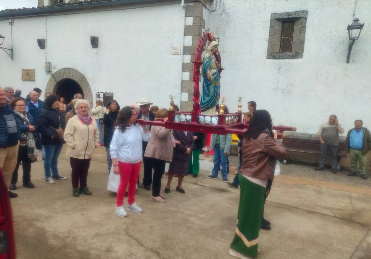 Los vecinos de Molinillo no faltan a su cita con la fiesta de la Cruz de Mayo