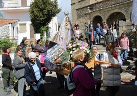 Las fieles sacaron a la Virgen de la Orden de la iglesia para llevarla a la romería