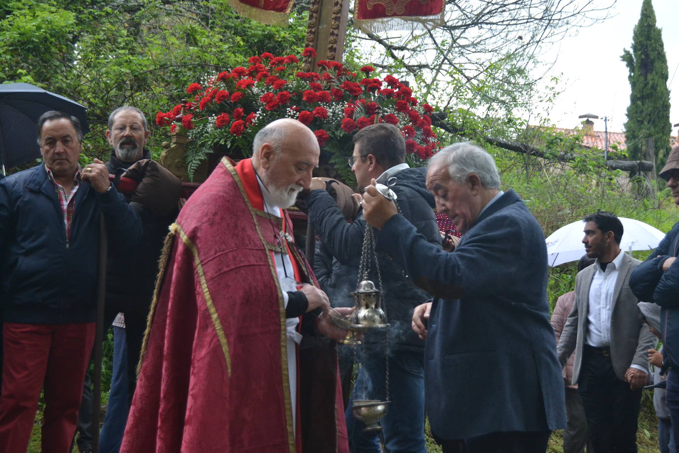 Sequeros desafía a la lluvia en una procesión cargada de mística