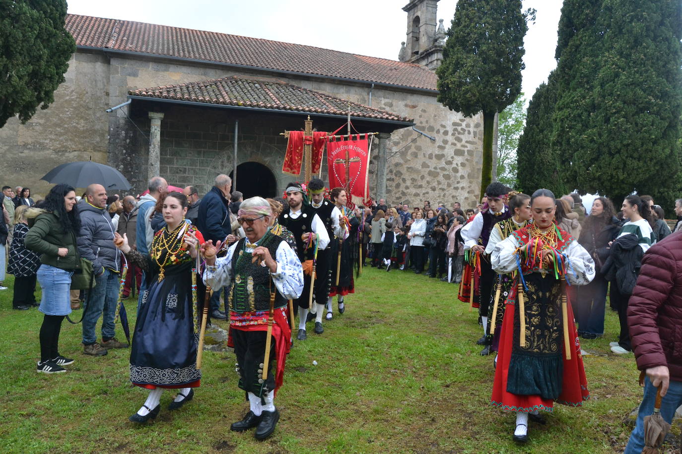 Sequeros desafía a la lluvia en una procesión cargada de mística