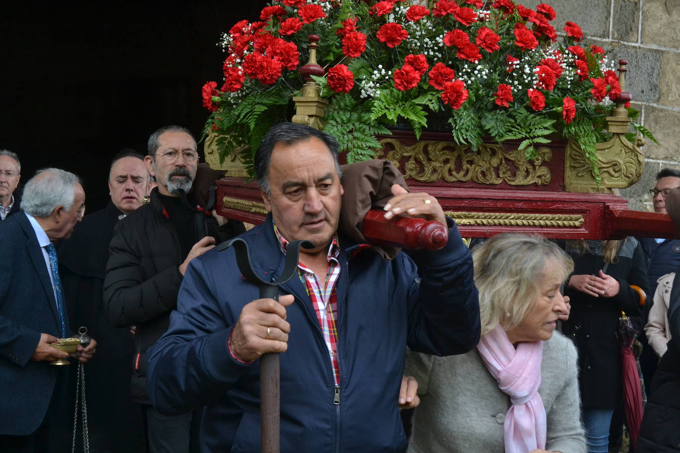 Sequeros desafía a la lluvia en una procesión cargada de mística