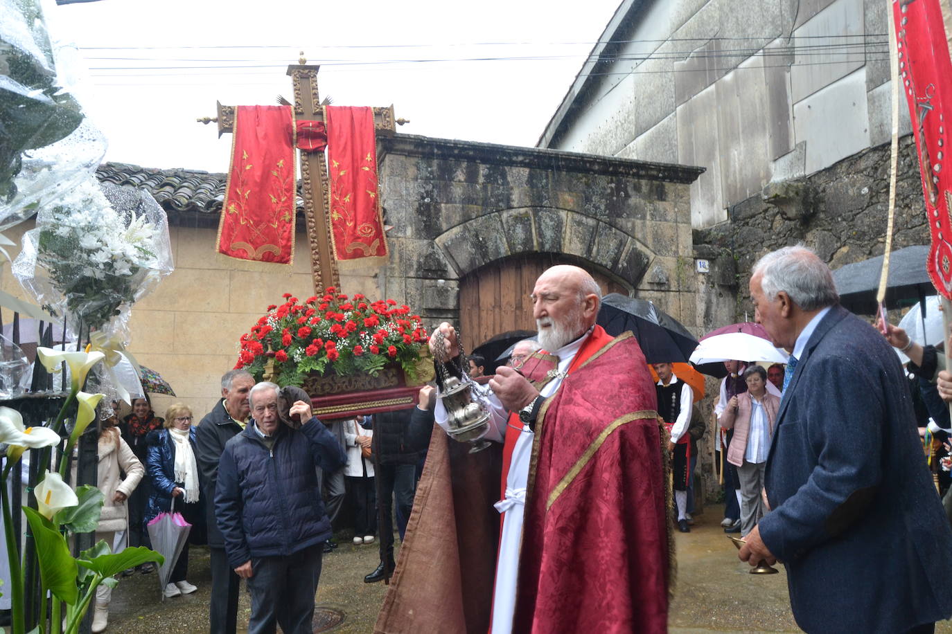 Sequeros desafía a la lluvia en una procesión cargada de mística