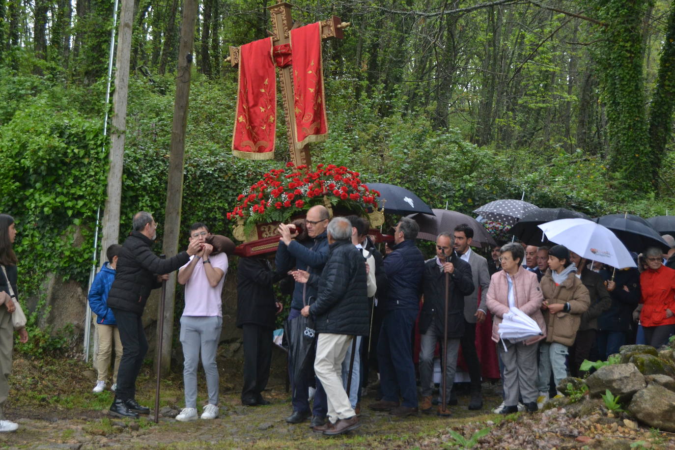 Sequeros desafía a la lluvia en una procesión cargada de mística