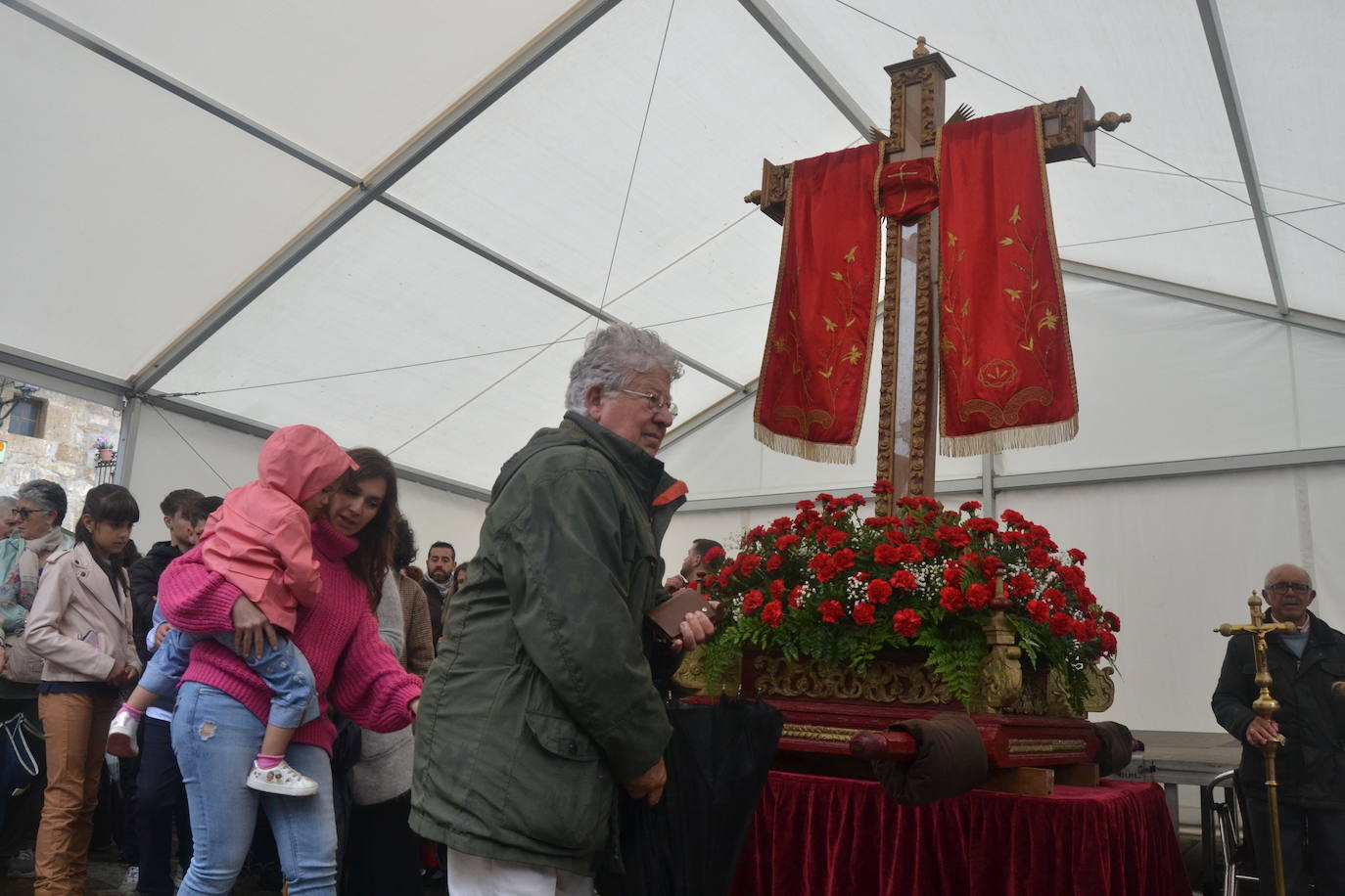 Sequeros desafía a la lluvia en una procesión cargada de mística