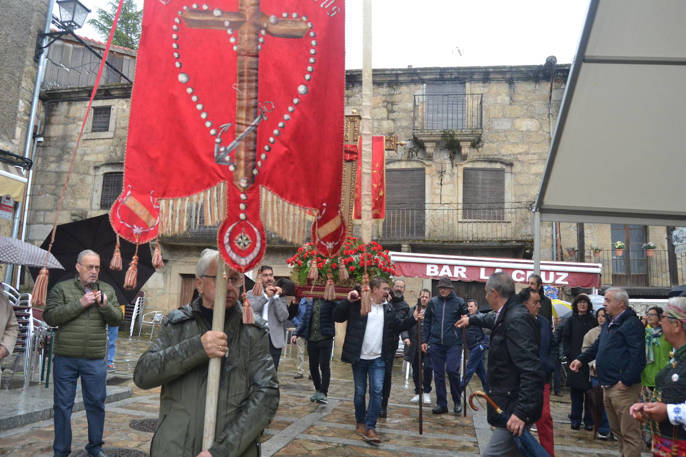 Sequeros desafía a la lluvia en una procesión cargada de mística