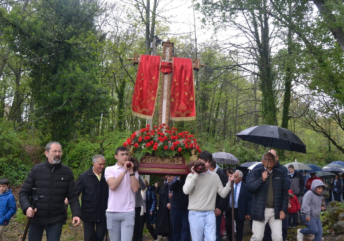 Sequeros desafía a la lluvia en una procesión cargada de mística