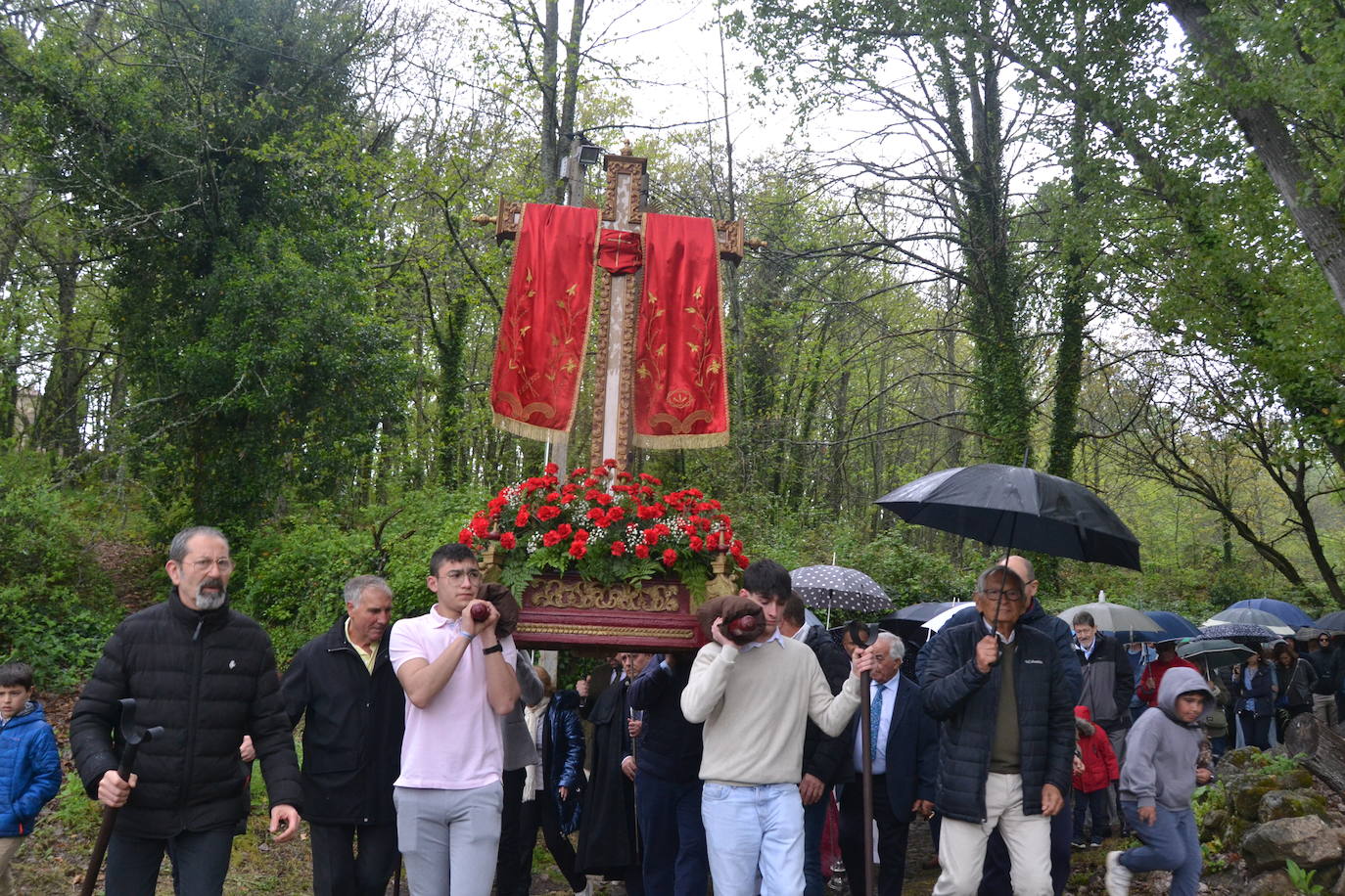 Sequeros desafía a la lluvia en una procesión cargada de mística