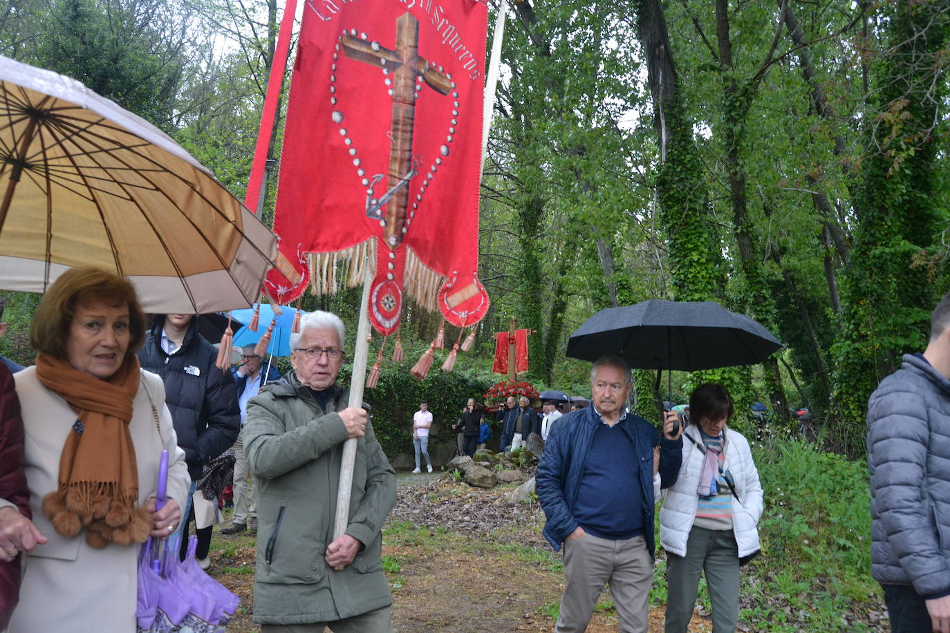 Sequeros desafía a la lluvia en una procesión cargada de mística