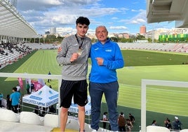 Rodrigo Fito y su entrenador, Ramiro Morán, este sábado en el estadio de Vallehermoso.