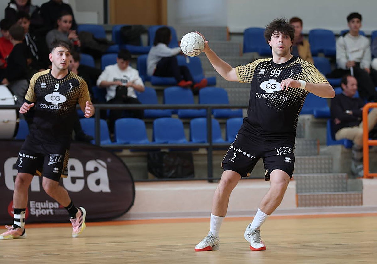 Álvaro Carretero, con el balón en su poder, mientras Fernando Abajo le pide el cuero a su derecha.