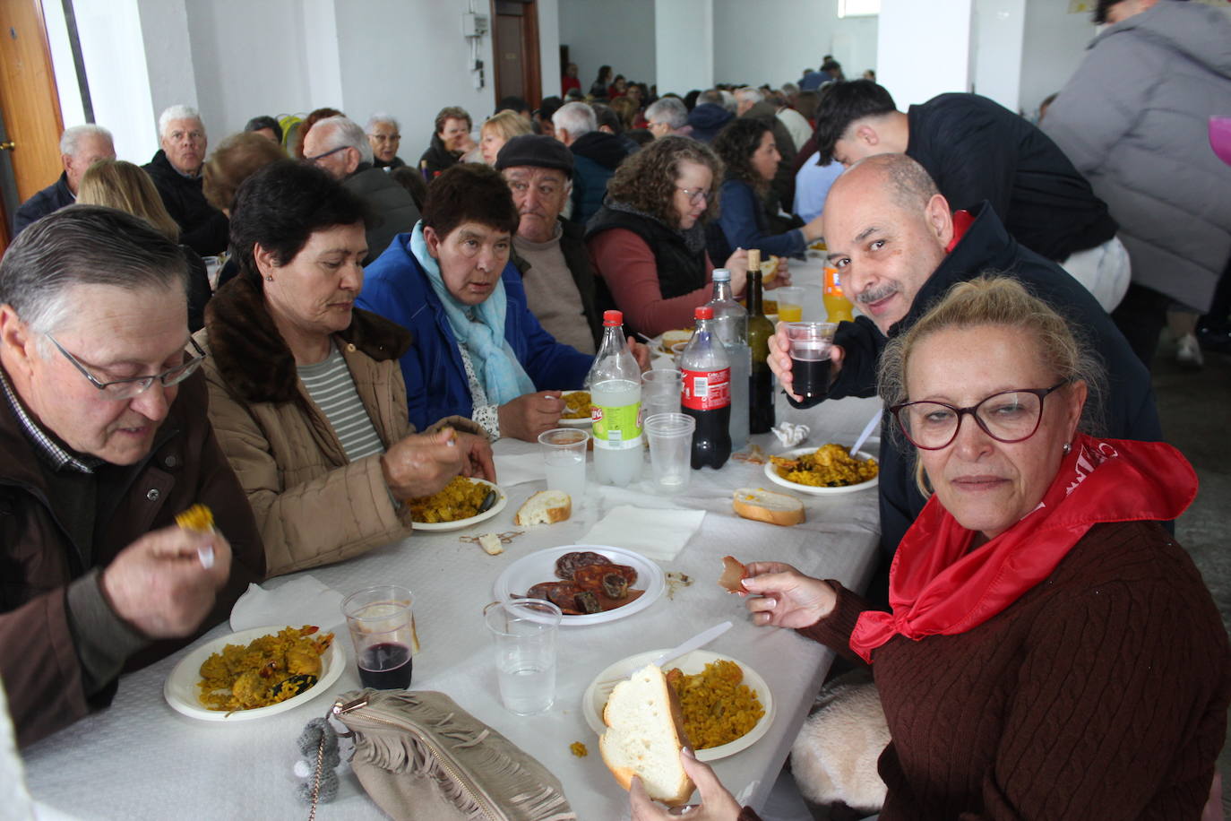 Saelices el Chico despide las fiestas de la Santa Cruz entre cohetes y sabor a paella