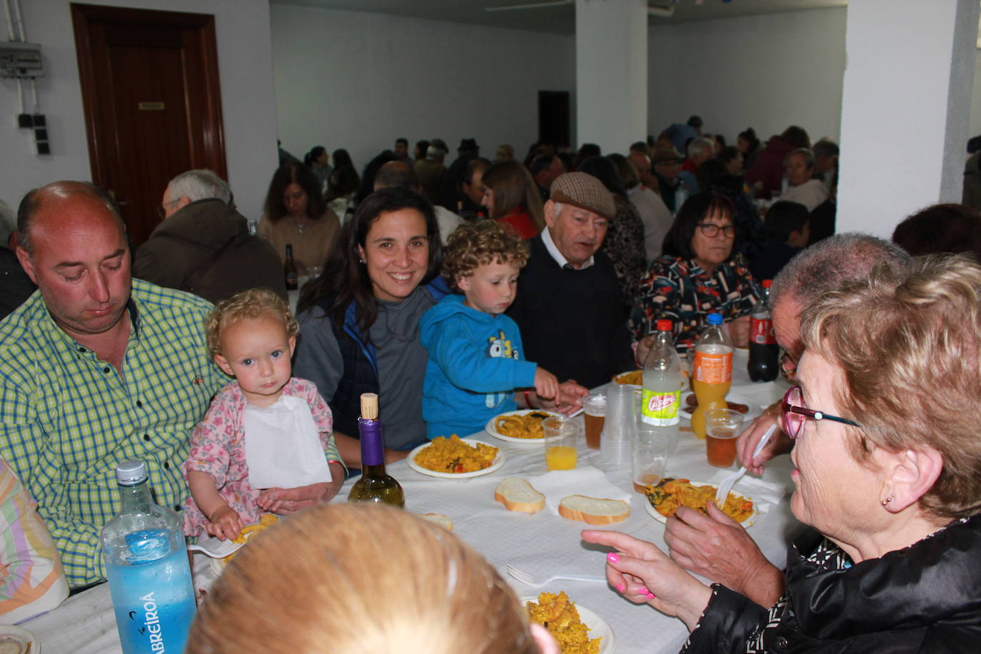 Saelices el Chico despide las fiestas de la Santa Cruz entre cohetes y sabor a paella