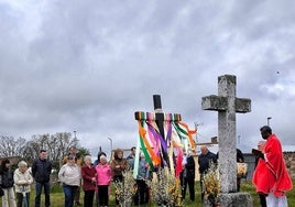 Momento de la bendición por parte del párroco de la localidad, el padre Patrick