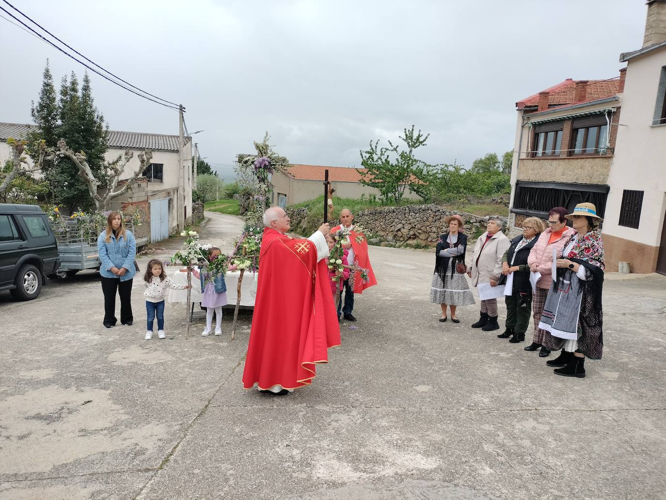 Los vecinos de Sanchotello celebran la bendición de campos