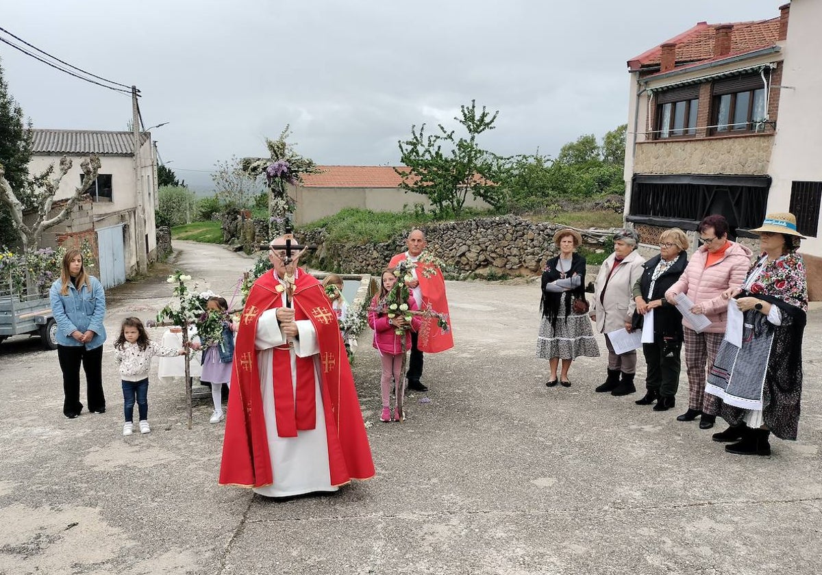 Los vecinos de Sanchotello celebran la bendición de campos