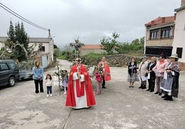 Momento de la bendición por parte del párroco, Félix Pérez