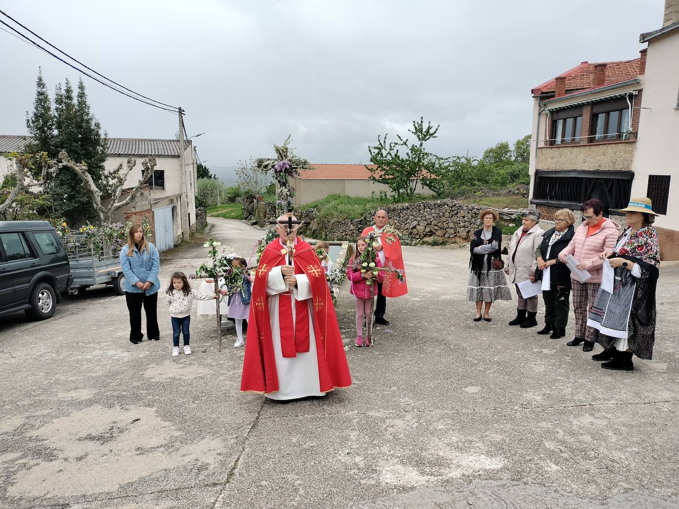 Los vecinos de Sanchotello celebran la bendición de campos