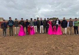 Alumnos de las escuelas taurinas de Salamanca y Camas en la finca de Terrones, de Paloma Sánchez Rico.