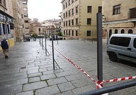 Cierre en la zona de actuación para instalar el primer ascensor urbano de Salamanca, en la plaza de La Parra.