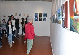 Público visitando la exposición