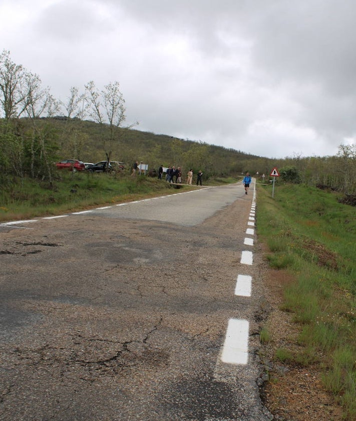 Imagen secundaria 2 - Imagen de la carretera nueva y del tramo que queda por realizar. También la visita de las autoridades a Frades.