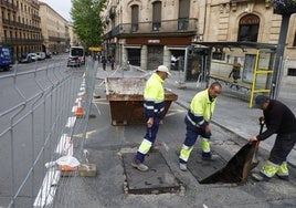 Operarios preparan la zona en la que se acometen las obras.