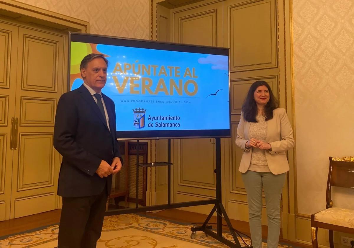 Carlos García Carbayo, alcalde de Salamanca y Miryam Rodríguez, concejala de Familia e Igualdad de Oportunidades, en la presentación de los programas.