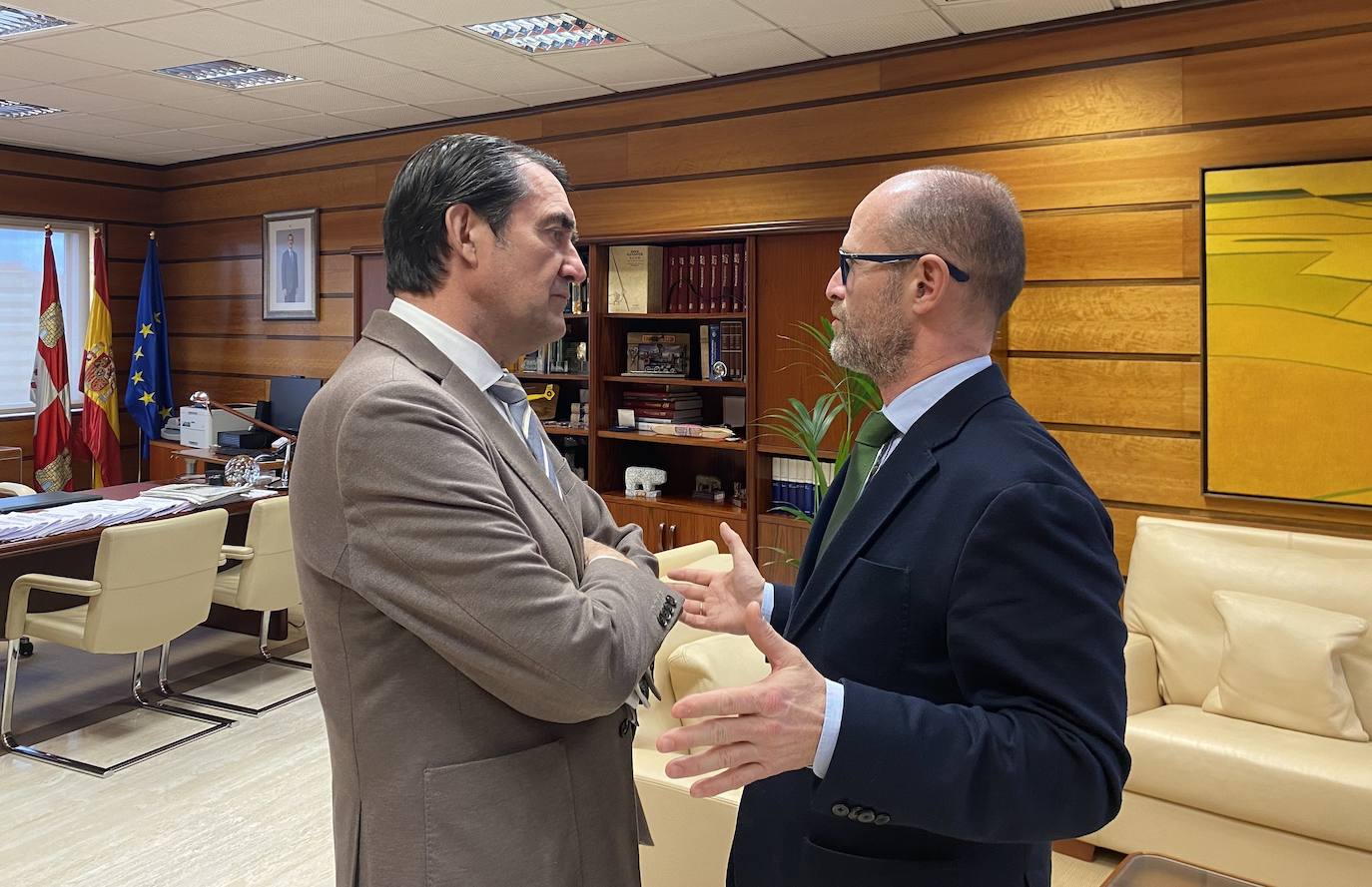 El consejero de Medio Ambiente de la Junta de Castilla y León, Juan Carlos Suárez-Quiñones, y el delegado de Iberdrola en Castilla y León, Miguel Calvo.