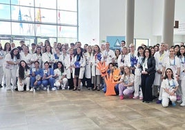 Foto de familia de los representantes del Hospital durante el acto por la higiene de manos.
