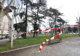 Parque de La Alamedilla, cerrado al paso de peatones.